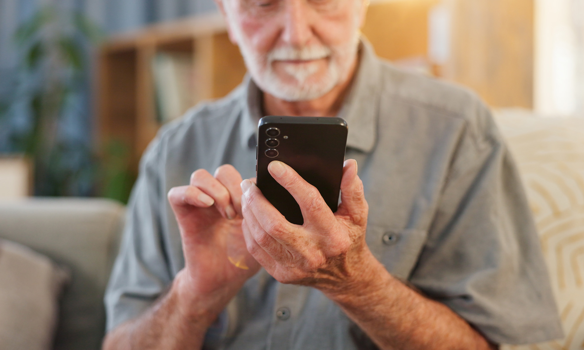en äldre man med smarttelefon
